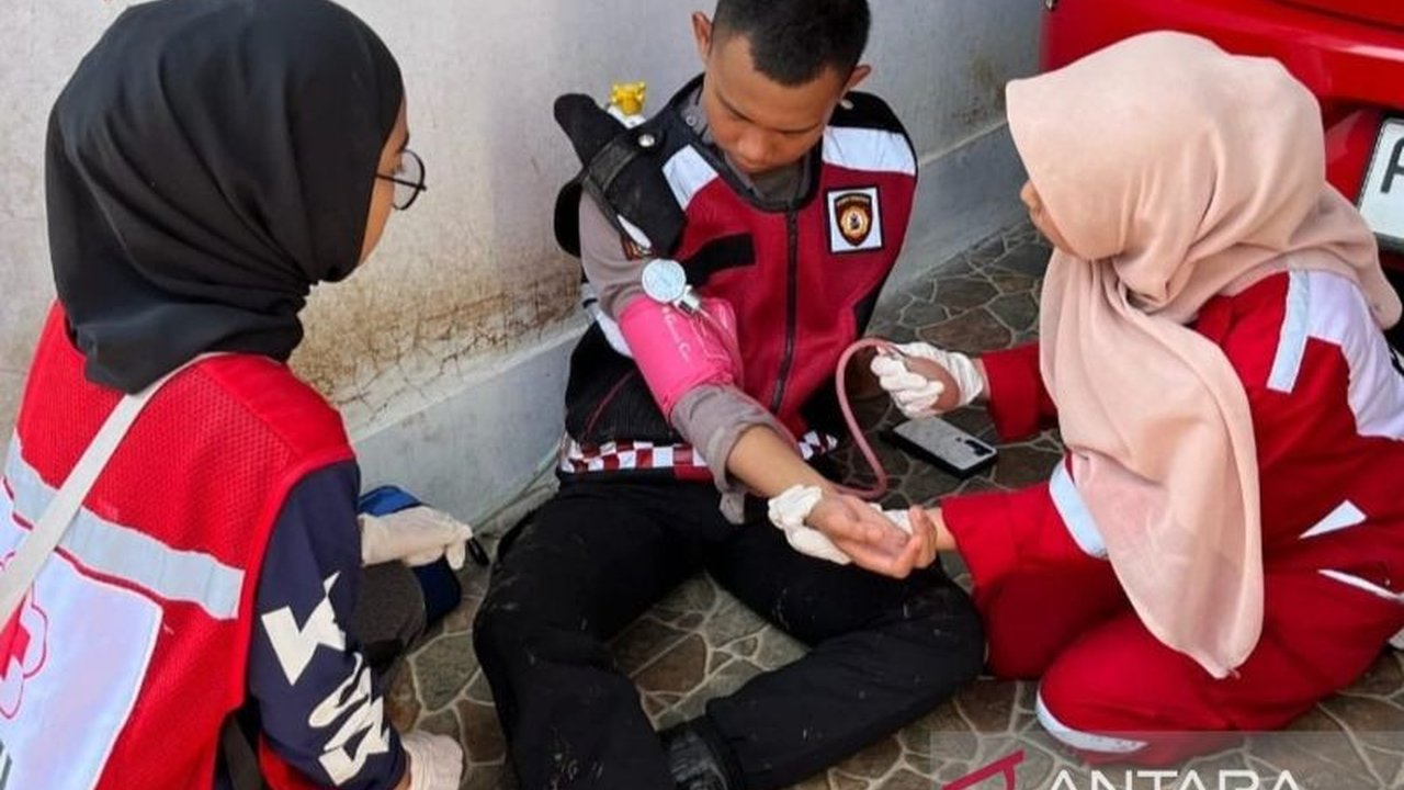 Palang Merah Indonesia (PMI) Kabupaten Cianjur mendistribusikan 20.000 liter air bersih dan mengerahkan 25 relawan untuk membantu korban banjir di Kecamatan Karangtengah dan Sukaluyu.