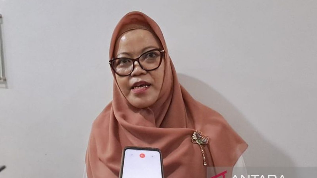 Komisi Penanggulangan AIDS (KPA) Kota Cirebon luncurkan strategi virtual untuk tekan penyebaran HIV/AIDS, khususnya pada kelompok berisiko tinggi, dengan hasil penurunan kasus signifikan dalam beberapa tahun terakhir.