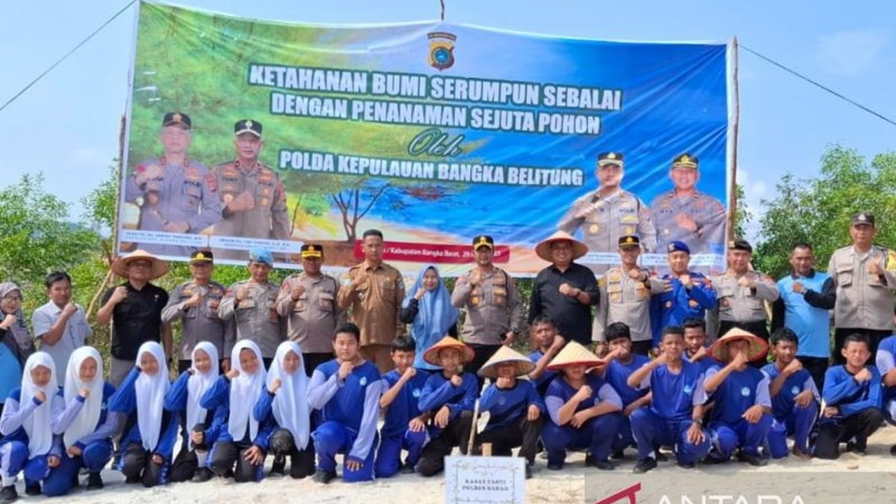 Kepolisian Resor Bangka Barat menanam 300 bibit pohon di lahan bekas tambang Desa Airputih, Mentok, sebagai upaya pelestarian lingkungan dan peningkatan ekonomi masyarakat.