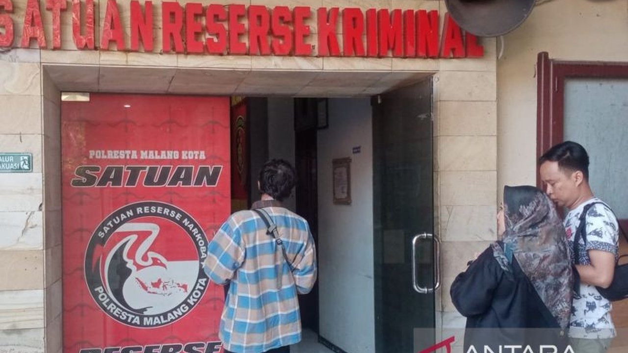 Oknum dokter AY di Malang memenuhi panggilan Polresta Malang Kota terkait dugaan pelecehan seksual terhadap pasiennya, QAR, pada September 2022.