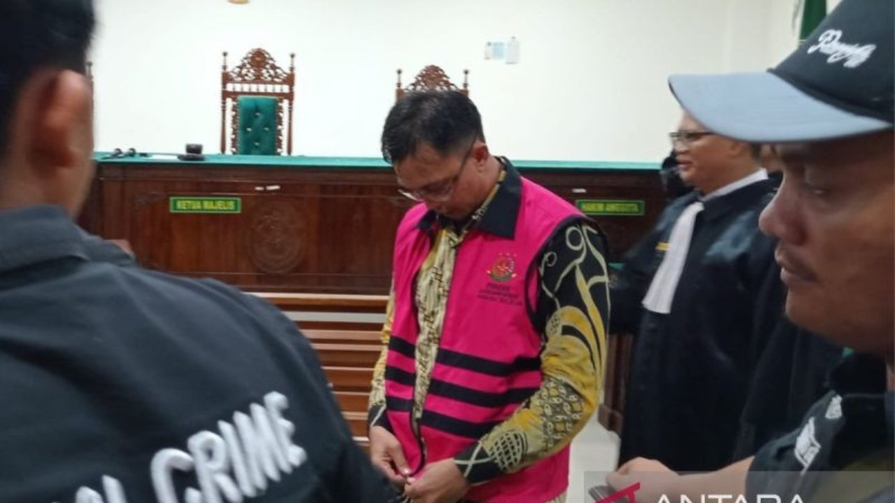 Tiga terdakwa kasus korupsi RSUD Hasanudin Damrah Manna divonis satu tahun penjara dan denda, dengan total kerugian negara mencapai Rp330 juta.