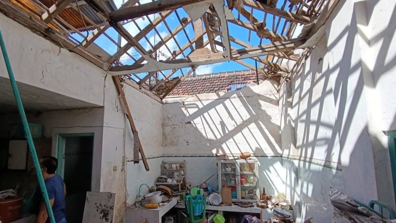 Ledakan yang diduga disebabkan tabung elpiji bocor di Blitar mengakibatkan kerusakan parah pada rumah seorang lansia dan korban mengalami luka bakar.