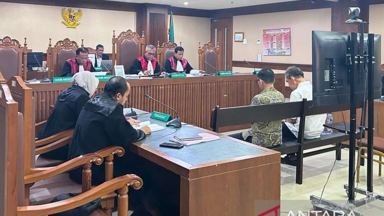 Dua pengusaha, Bambang Widianto dan Mashur, didakwa merugikan negara Rp61,54 miliar dan memberikan suap dalam kasus korupsi pengadaan gerobak dagang di Kemendag periode 2018-2019.