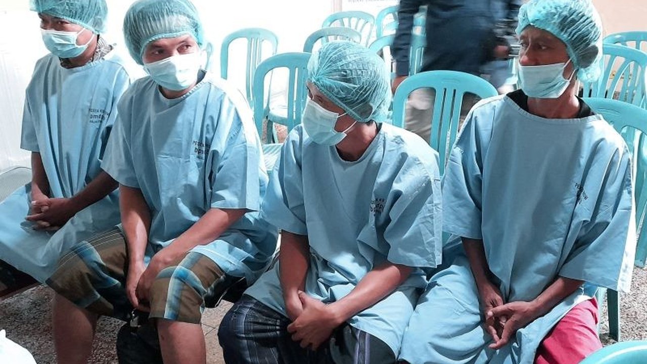 Maman Suparman, Kepala Desa Cidenok, menjalani vasektomi untuk meringankan beban istri dan mendorong kesetaraan pengasuhan anak, sebuah langkah yang perlu dikampanyekan luas di Indonesia.