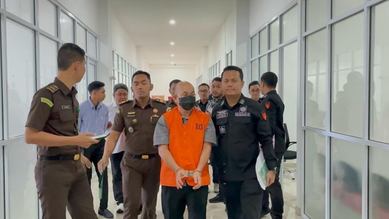 Kejaksaan Negeri Pontianak menahan Kepala Dinas Kominfo Kalbar dan seorang rekanan karena dugaan korupsi proyek serat optik tahun 2022 yang merugikan negara lebih dari Rp3 miliar.