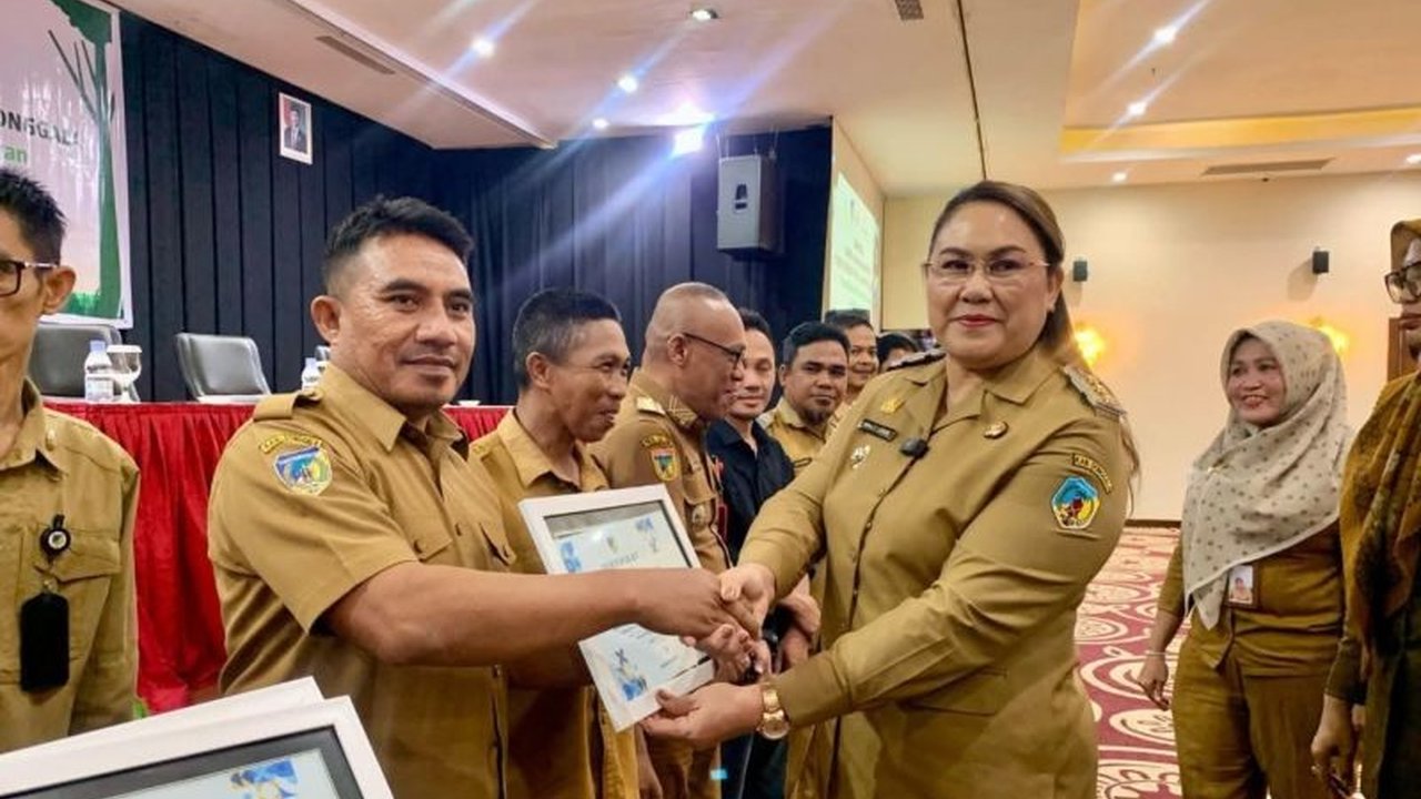 Pemkab Donggala memberikan dana Transfer Anggaran Kabupaten Berbasis Ekologi (TAKE) sebesar Rp1,6 miliar kepada 89 desa berprestasi dalam pengelolaan lingkungan pada tahun 2025.