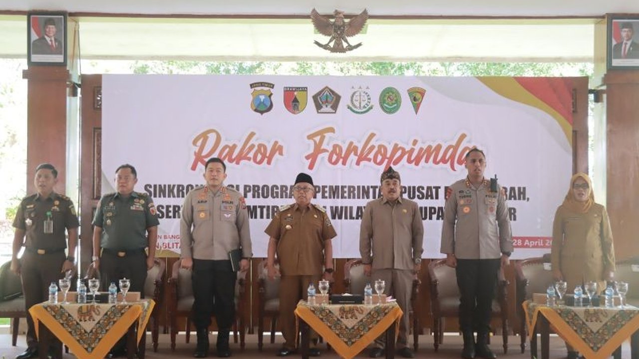 Pemkab Blitar, Jawa Timur, berharap Bhabinkamtibmas berperan aktif mendeteksi masalah sosial dan menjadi jembatan komunikasi antara pemerintah dan masyarakat.