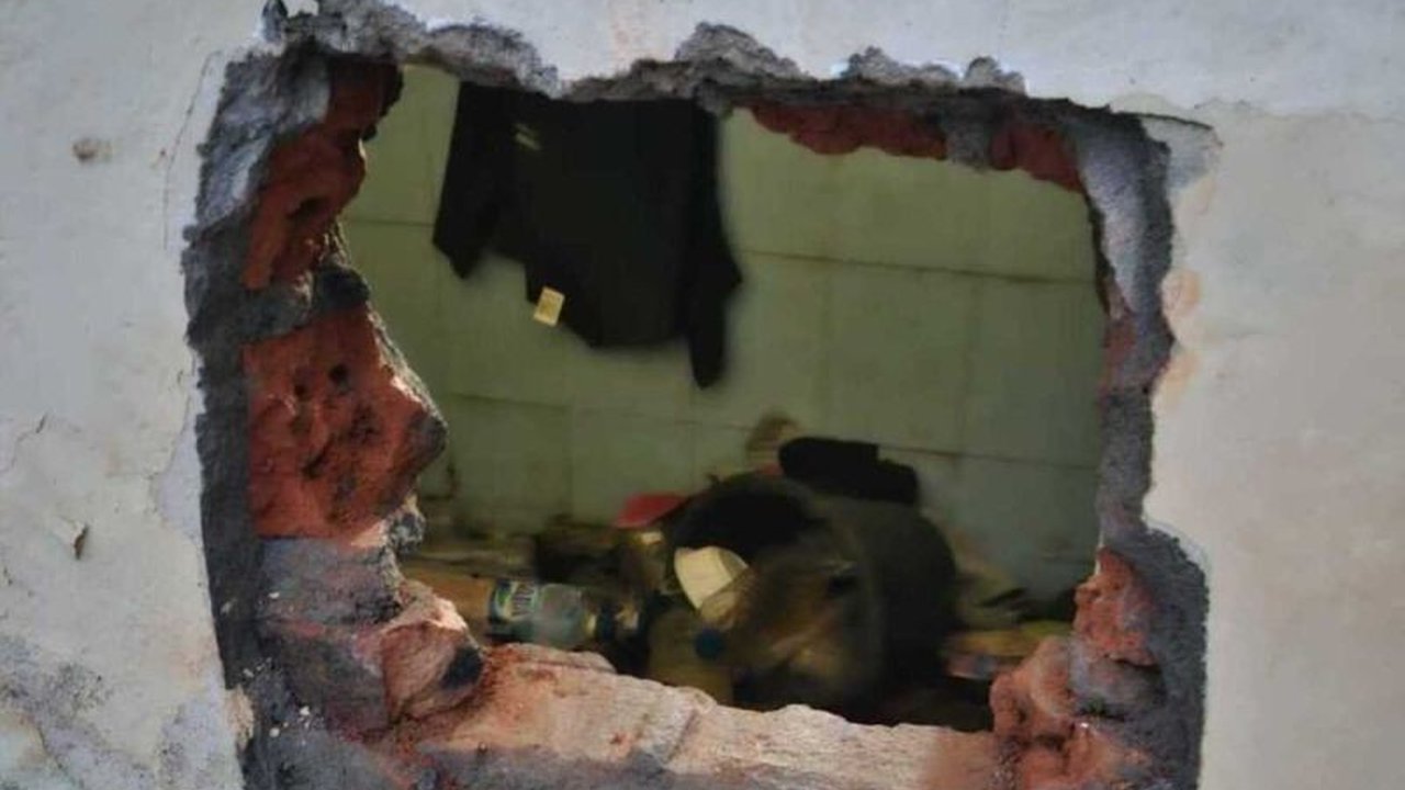 Ketiga petugas jaga Polres Lahat menjalani penahanan di tempat khusus (patsus) karena kelalaian yang mengakibatkan delapan tahanan kabur dari rutan, sementara tiga tahanan telah ditangkap kembali.