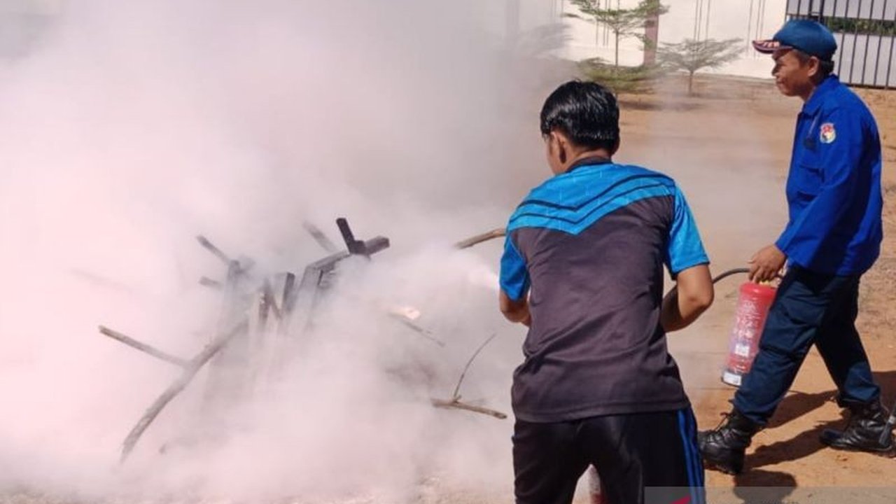 Damkarmat Mukomuko memberikan pelatihan penanggulangan kebakaran kepada karyawan perusahaan sawit dan pegawai Pengadilan Negeri Mukomuko untuk meminimalisir dampak kebakaran.