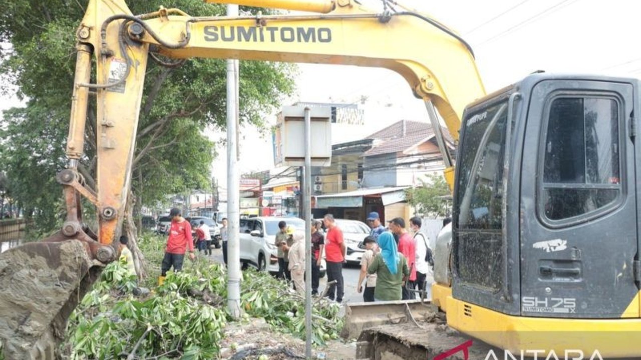 Wali Kota Bekasi, Tri Adhianto, meninjau langsung normalisasi sungai dan penertiban bangunan liar di Jalan Pangeran Jayakarta, serta menginstruksikan pembangunan taman interaksi untuk warga.