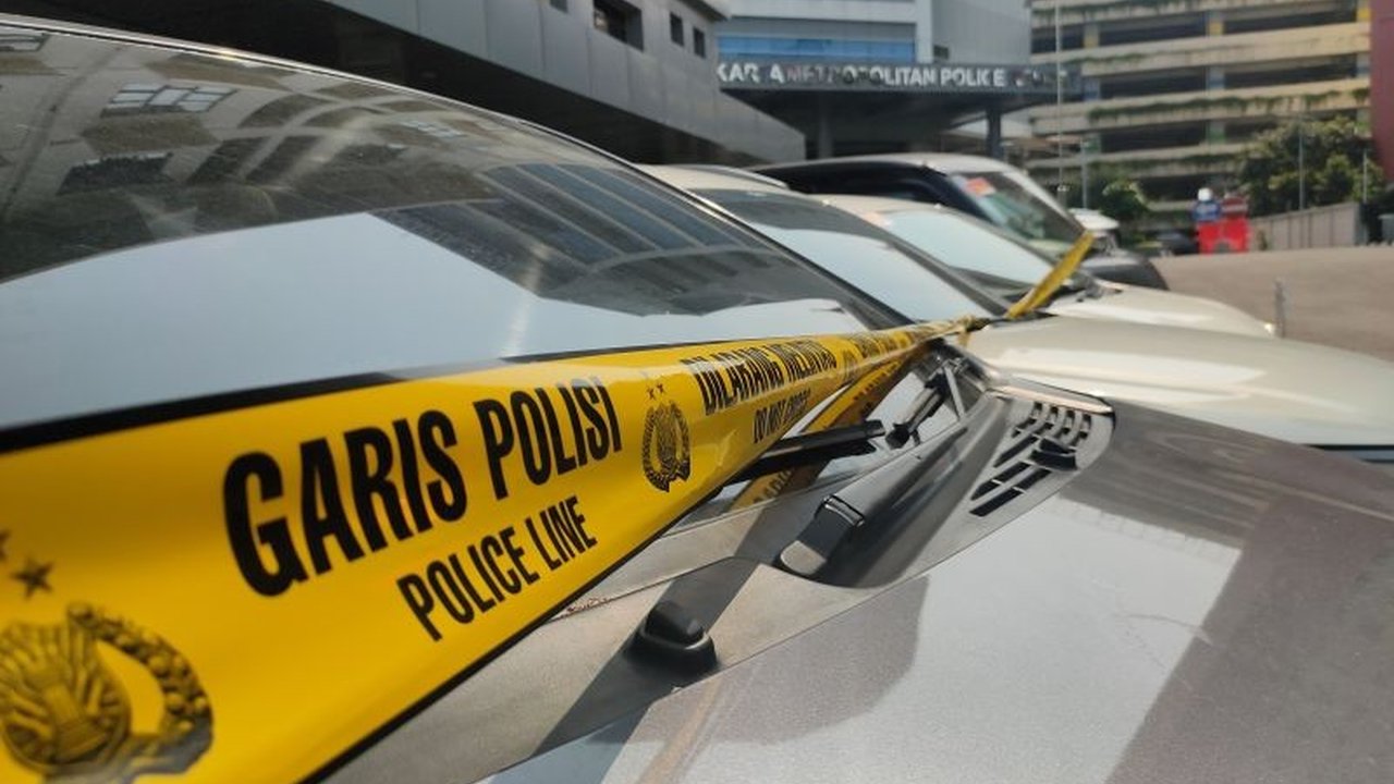 Polres Metro Jakarta Barat menyita 13 mobil dan 17 motor hasil kejahatan dari tiga kasus pencurian yang melibatkan 10 tersangka.