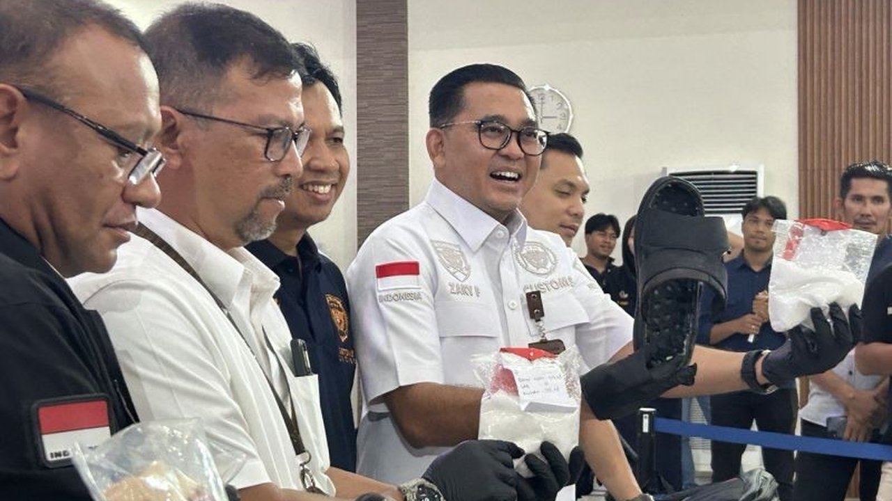 Bea Cukai Batam menggagalkan penyelundupan 805 gram sabu dari Malaysia yang disembunyikan dalam sandal pelaku di Bandara Hang Nadim Batam, sebuah modus baru yang mengejutkan.