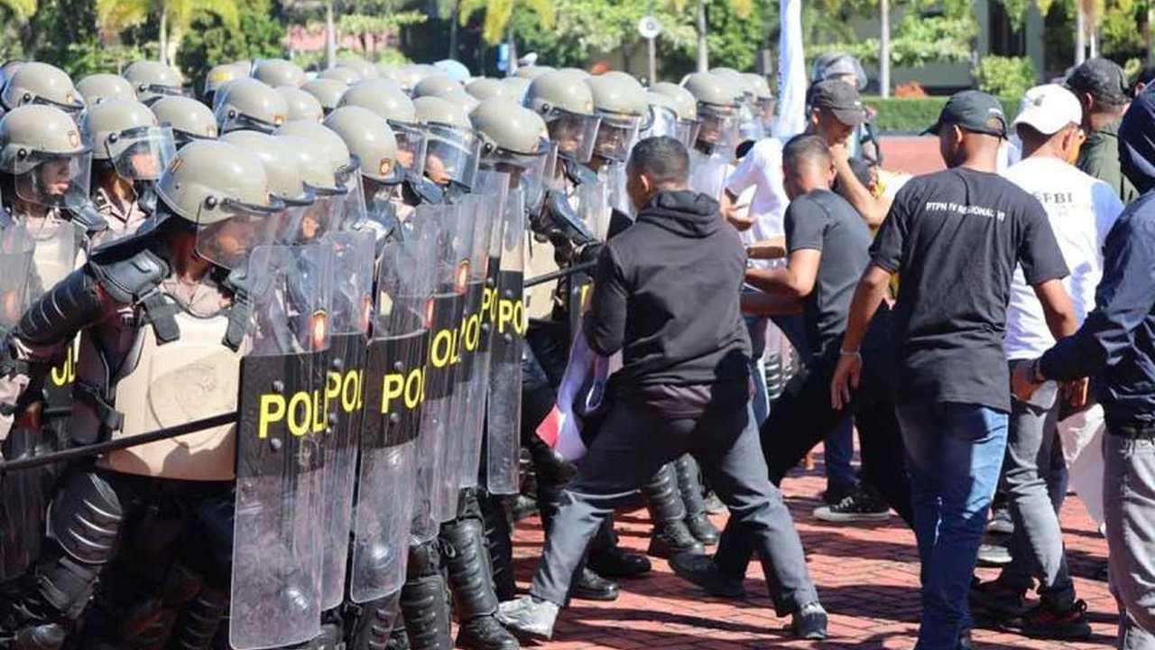 Ratusan personel Polda Aceh mengikuti simulasi pengamanan aksi unjuk rasa untuk mengantisipasi potensi gangguan keamanan dan ketertiban masyarakat, termasuk skenario aksi anarkis.