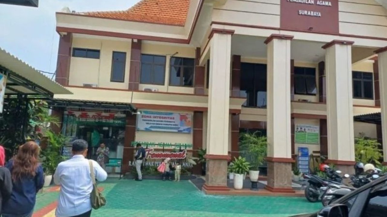 Pengadilan Agama Surabaya mencatat penurunan angka perceraian pada periode Januari-Maret 2025, meski jumlahnya masih signifikan, yaitu 1.471 kasus.  Mediasi dan kesadaran masyarakat disebut sebagai faktor kunci.