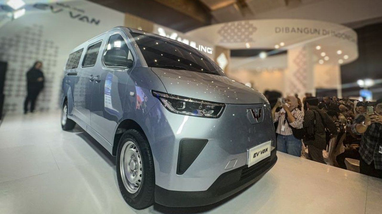 Wuling Motors resmi perkenalkan Wuling EV Van, mobil van listrik multifungsi dengan kapasitas besar dan jangkauan hingga 400 km, siap ramaikan pasar komersial Indonesia di kuartal ketiga 2025.