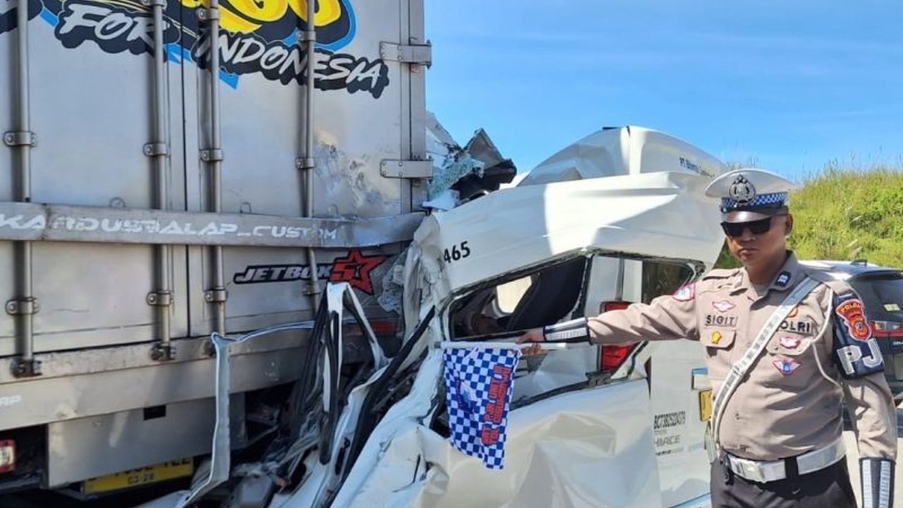 Kecelakaan maut di Tol Cisumdawu KM 189+400 melibatkan minibus dan mobil boks, menewaskan tiga orang; diduga sopir mengantuk.