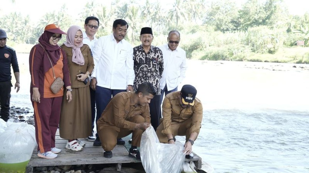 PTBA Unit Pertambangan Ombilin membantu perekonomian warga Sawahlunto dengan memberikan 30.000 bibit ikan untuk dikembangbiakkan di sungai setempat.
