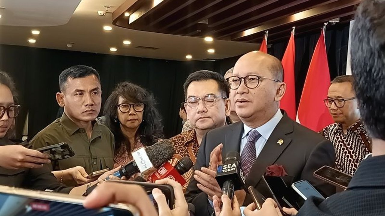 Menteri Investasi Rosan Roeslani memastikan LG Energy Solution tetap berinvestasi di proyek ekosistem kendaraan listrik (EV) Indonesia senilai Rp46,9 triliun, meskipun sempat tersiar kabar pembatalan investasi.