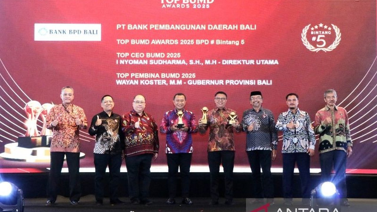 Bank BPD Bali meraih penghargaan tertinggi BUMD Awards 2025 atas kontribusi signifikannya terhadap pertumbuhan ekonomi Bali, ditandai dengan kinerja keuangan yang positif dan dukungan terhadap UMKM.
