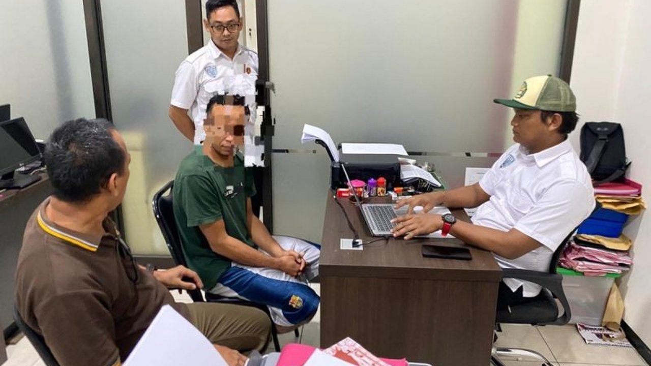 Satresnarkoba Polresta Banyumas berhasil mengungkap kasus peredaran 96,7 gram sabu dan menangkap satu tersangka, AS (41), dengan barang bukti sabu siap edar dan alat hisap.