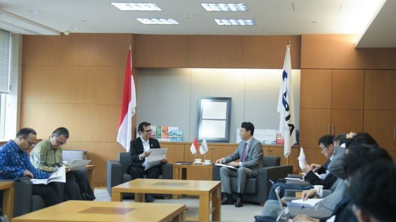 Kementerian Komunikasi dan Informatika (Kominfo) Indonesia berkolaborasi dengan Universitas Tokyo untuk mengembangkan kurikulum pendidikan kecerdasan buatan (AI) guna meningkatkan keahlian digital dan solusi teknologi.