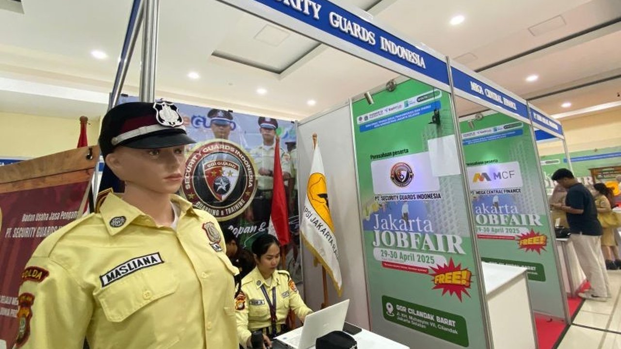 Dinas Tenaga Kerja DKI Jakarta selenggarakan bursa kerja di GOR untuk memudahkan akses dan menekan biaya transportasi pencari kerja, menawarkan ribuan lowongan pekerjaan.
