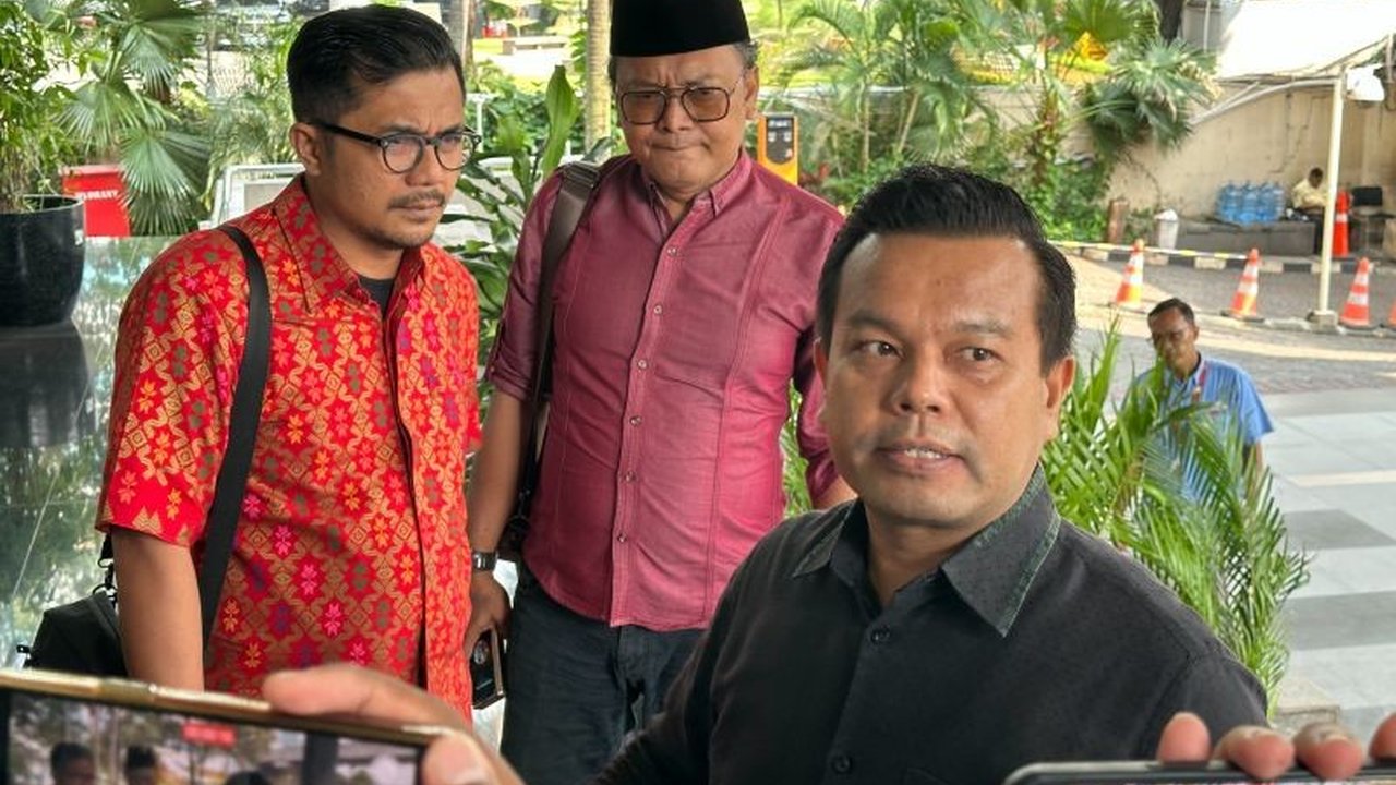 Kuasa hukum Hasto Kristiyanto memenuhi panggilan Dewan Pengawas KPK terkait dugaan pelanggaran etik penyidik, dan mempertanyakan lambatnya proses penanganan laporan.