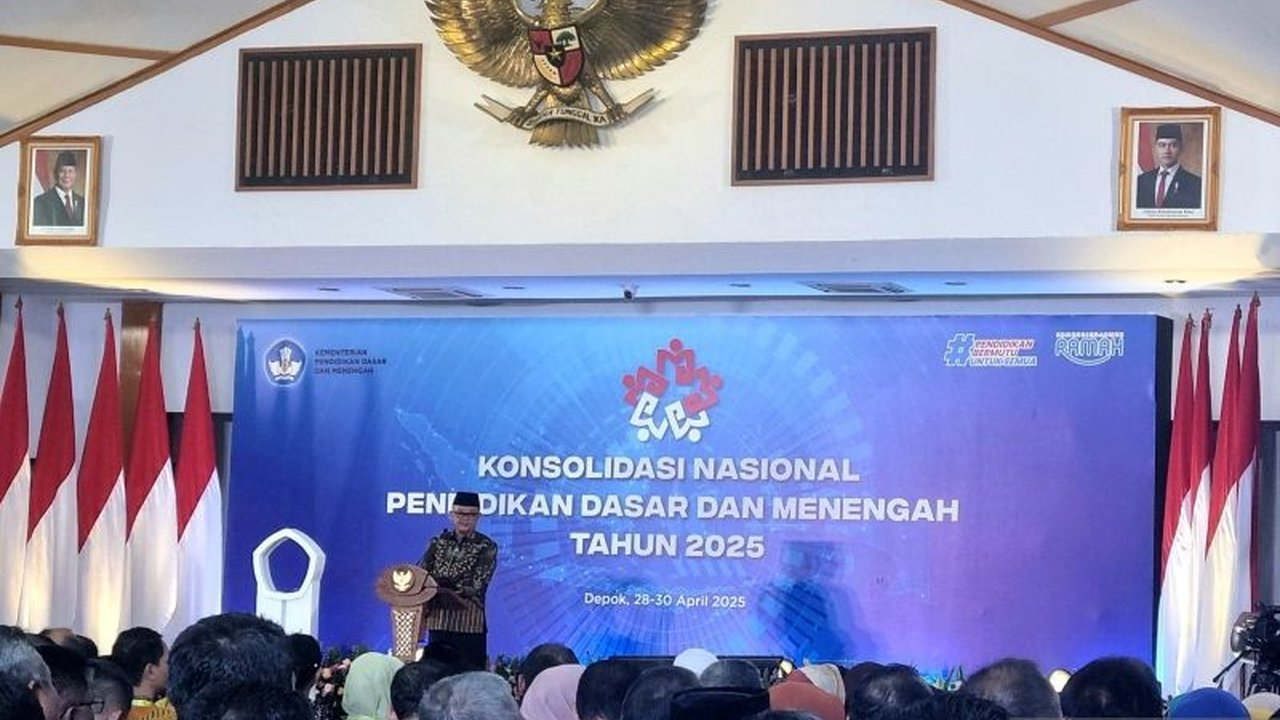 Kementerian Pendidikan dan Kebudayaan (Kemendikbudristek) akan mengatasi kekurangan guru di sekolah swasta dengan redistribusi guru ASN melalui Permendikbudristek Nomor 1 Tahun 2025.