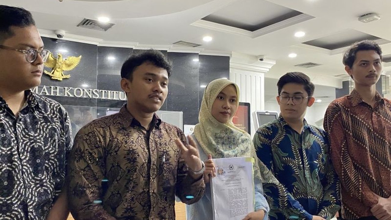 Mahasiswa dari berbagai universitas terkemuka di Indonesia mengajukan uji formal dan materiel UU TNI ke Mahkamah Konstitusi, menambah jumlah permohonan menjadi delapan.