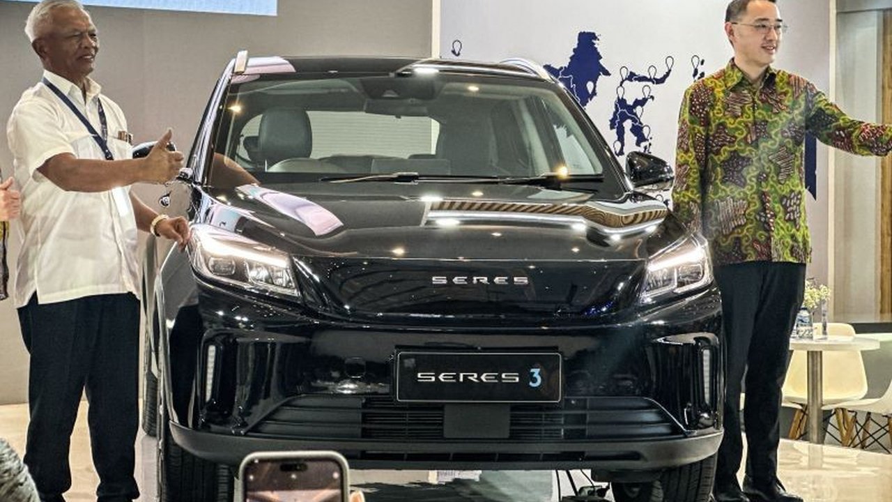 Seres resmi luncurkan Seres 3, SUV listrik dengan harga Rp370-398 juta (OTR Jabodetabek) di PEVS 2025, menawarkan jarak tempuh hingga 412 km.