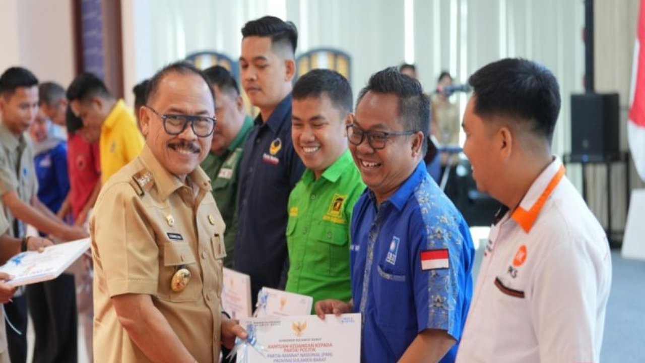 Pemerintah Provinsi Sulawesi Barat menyalurkan dana sebesar Rp2,2 miliar kepada 10 partai politik, dengan fokus pada pendidikan politik kader dan masyarakat serta operasional partai.