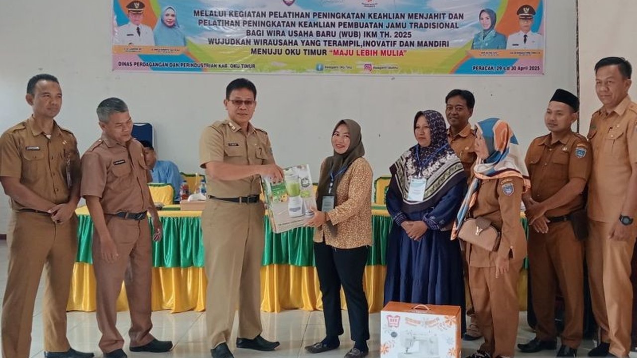 Pemerintah Kabupaten OKU Timur menyalurkan bantuan berupa peralatan usaha dan pelatihan kepada puluhan pelaku IKM di Desa Peracak, Kecamatan Bunga Mayang, untuk mendorong perkembangan usaha kreatif dan obat tradisional.