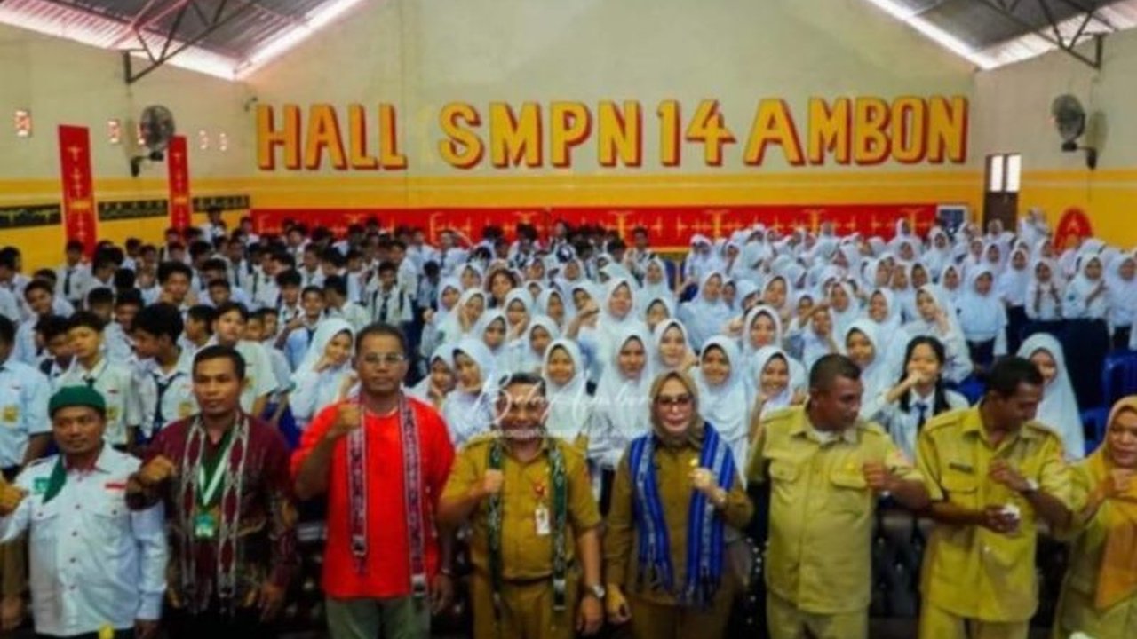 Pemerintah Kota Ambon melakukan sosialisasi literasi digital di SMP untuk membentuk warga yang cerdas dalam memanfaatkan teknologi dan mewujudkan Ambon sebagai kota pintar.