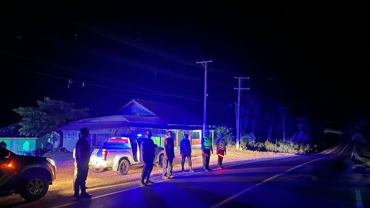 Polres Waykanan, Lampung, membuka layanan aduan aksi premanisme dan pungli melalui hotline 110 dan nomor 0853-8237-8166 setelah adanya laporan pungli di Jalinsum.