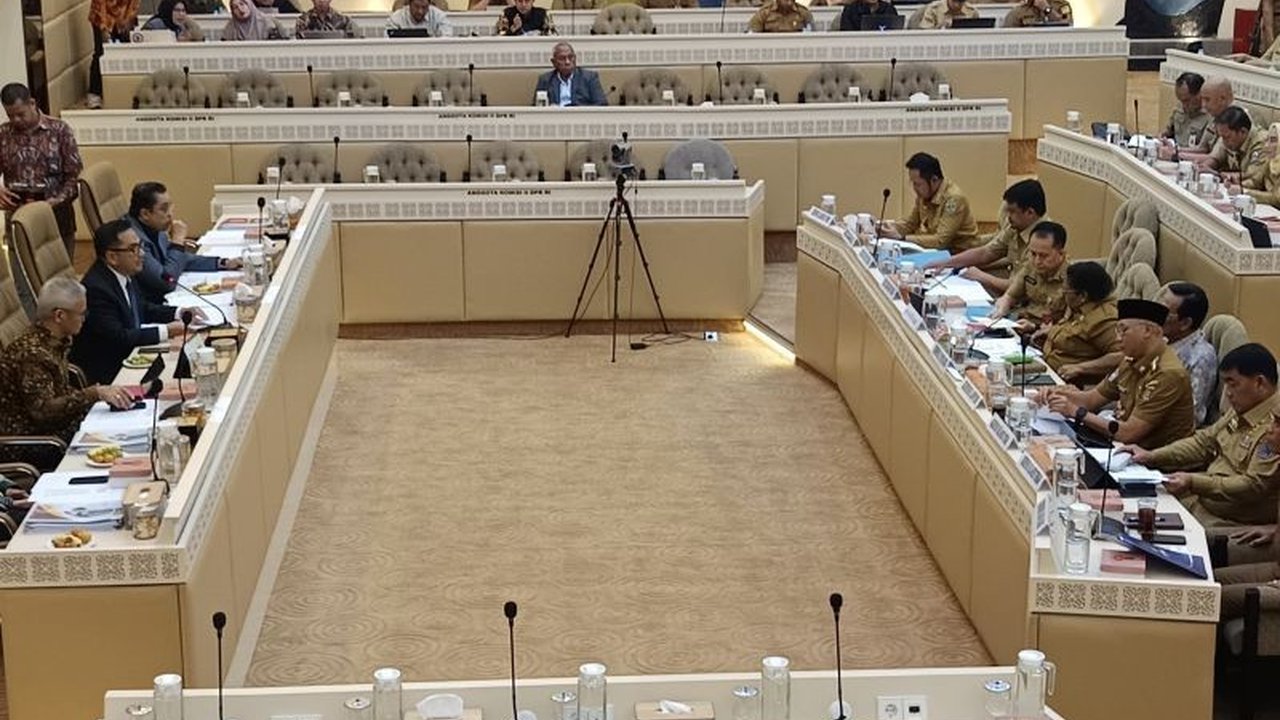 Komisi II DPR RI menggelar rapat dengan sejumlah gubernur untuk membahas pengawasan transfer dana APBN ke daerah dan kinerja Badan Usaha Milik Daerah (BUMD).