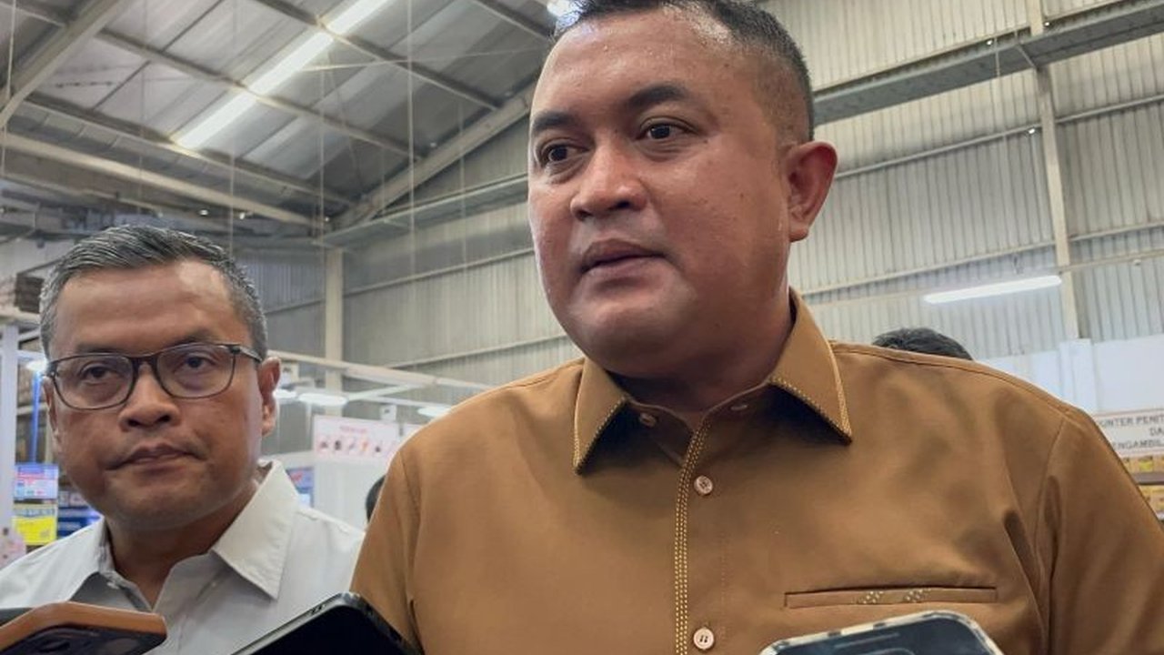 Bupati Bogor, Rudy Susmanto, memimpin sidak pengawasan peredaran jajanan mengandung unsur babi di sejumlah toko modern, menemukan beberapa produk telah ditarik dan memberikan peringatan tegas kepada pelaku usaha.