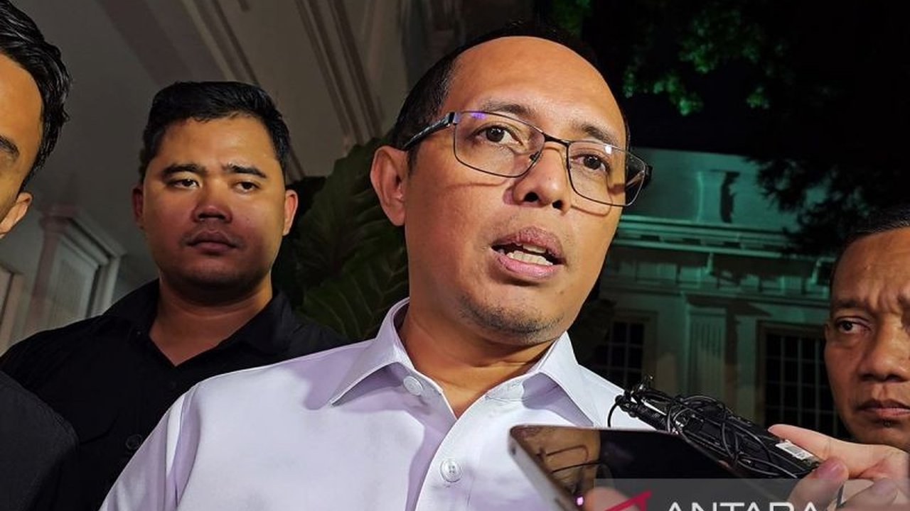 Pemerintah Indonesia mengambil langkah strategis, termasuk negosiasi tingkat tinggi dan peningkatan daya saing produk dalam negeri, untuk menghadapi kebijakan tarif resiprokal AS yang berdampak signifikan pada ekspor Indonesia.