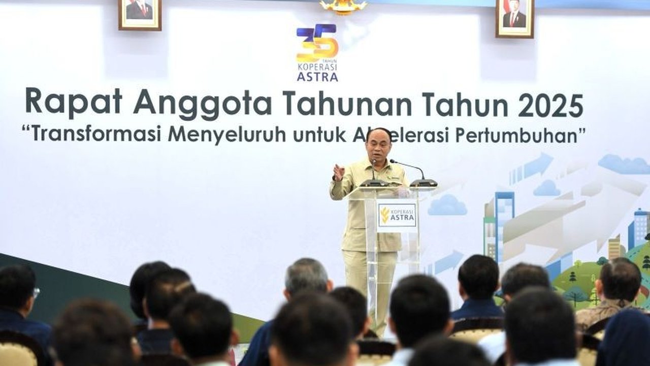 Menteri Koperasi Budi Arie Setiadi mendorong transformasi digital koperasi di Indonesia untuk meningkatkan transparansi dan efisiensi, menjadikan Koperasi Astra sebagai contoh keberhasilan.