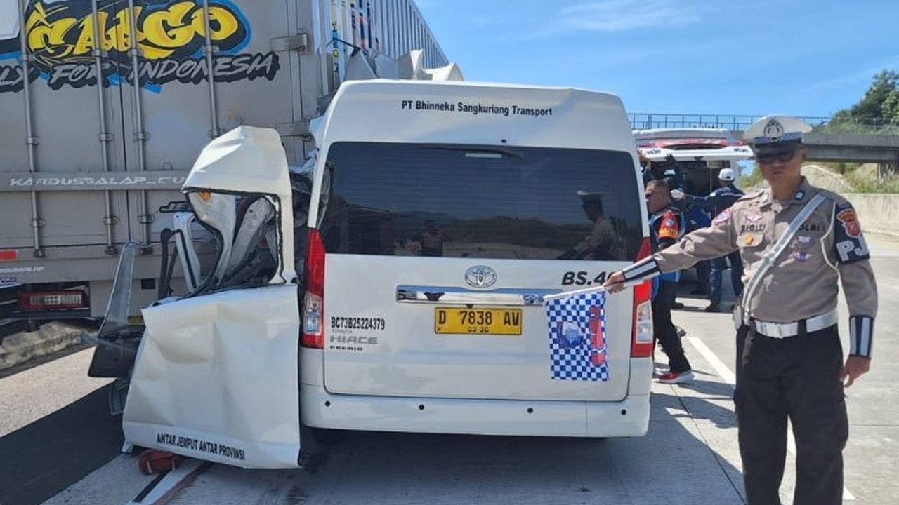 Kecelakaan antara minibus Hiace dan mobil boks di KM 189+400 Tol Cisumdawu, Sumedang, Jawa Barat, mengakibatkan tiga orang meninggal dunia dan empat lainnya mengalami luka-luka.