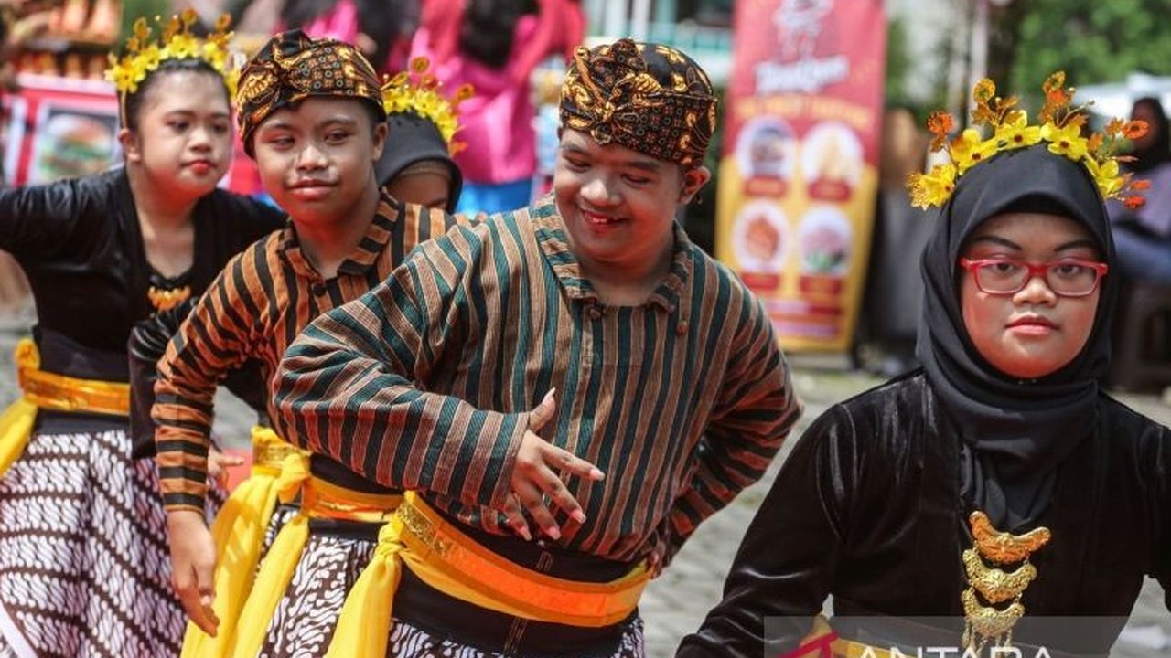 Budayawan Jose Rizal Manua mendorong pemerintah untuk lebih gencar mengenalkan tari tradisional Indonesia kepada generasi muda agar budaya bangsa tetap lestari dan terjaga.