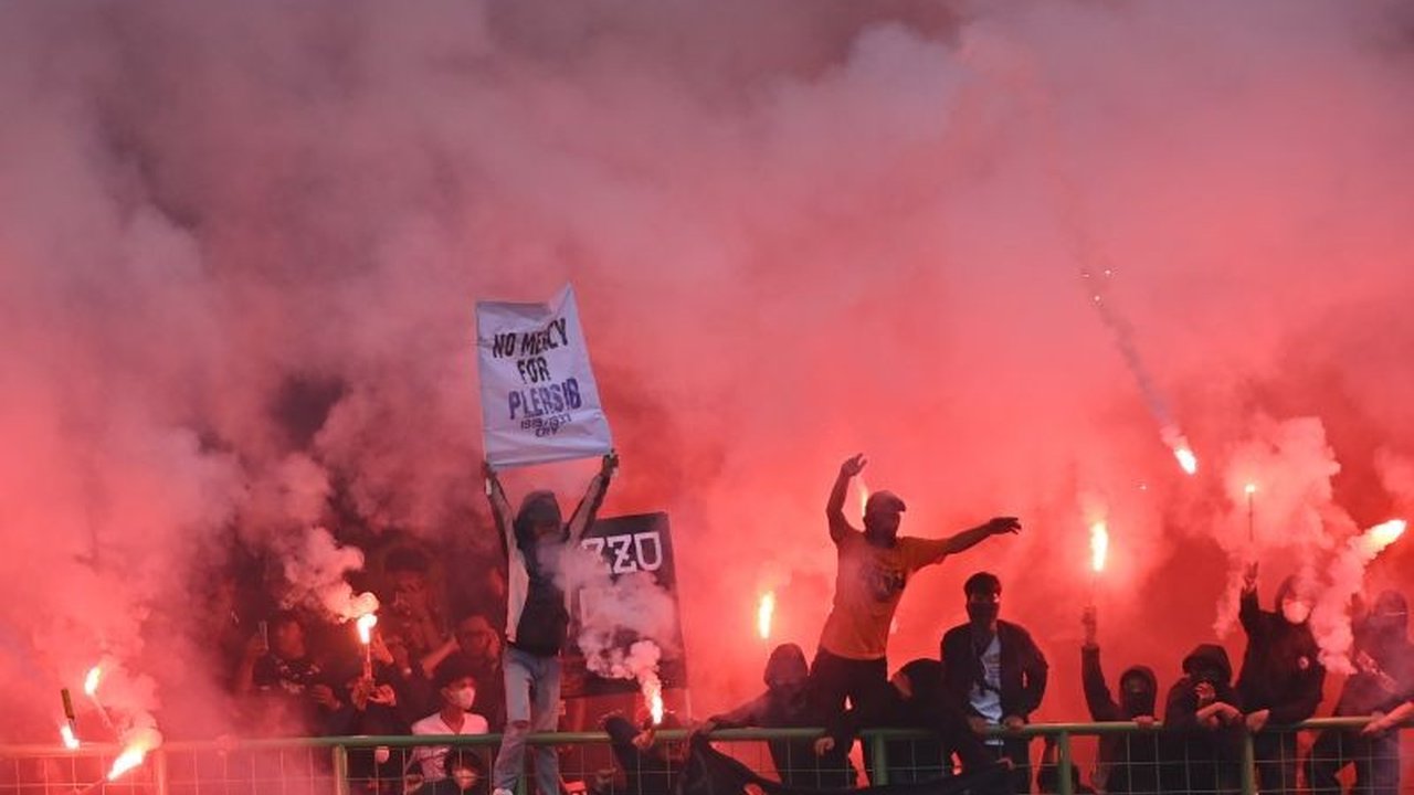 Ketua Umum PSSI, Erick Thohir, memberi sinyal kuat bahwa larangan suporter tamu di Liga 1 akan berlanjut musim depan, dikarenakan kekhawatiran akan terulangnya tragedi Kanjuruhan dan perlunya tanggung jawab penuh dari liga dan klub.