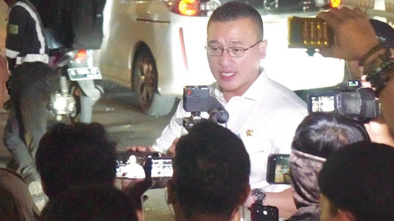 Anggota DPRD DKI Jakarta, Hardiyanto Kenneth, mendesak Pemprov DKI untuk memberlakukan jam operasional truk kontainer di malam hari guna mengurangi kemacetan dan kerusakan jalan di Jakarta.