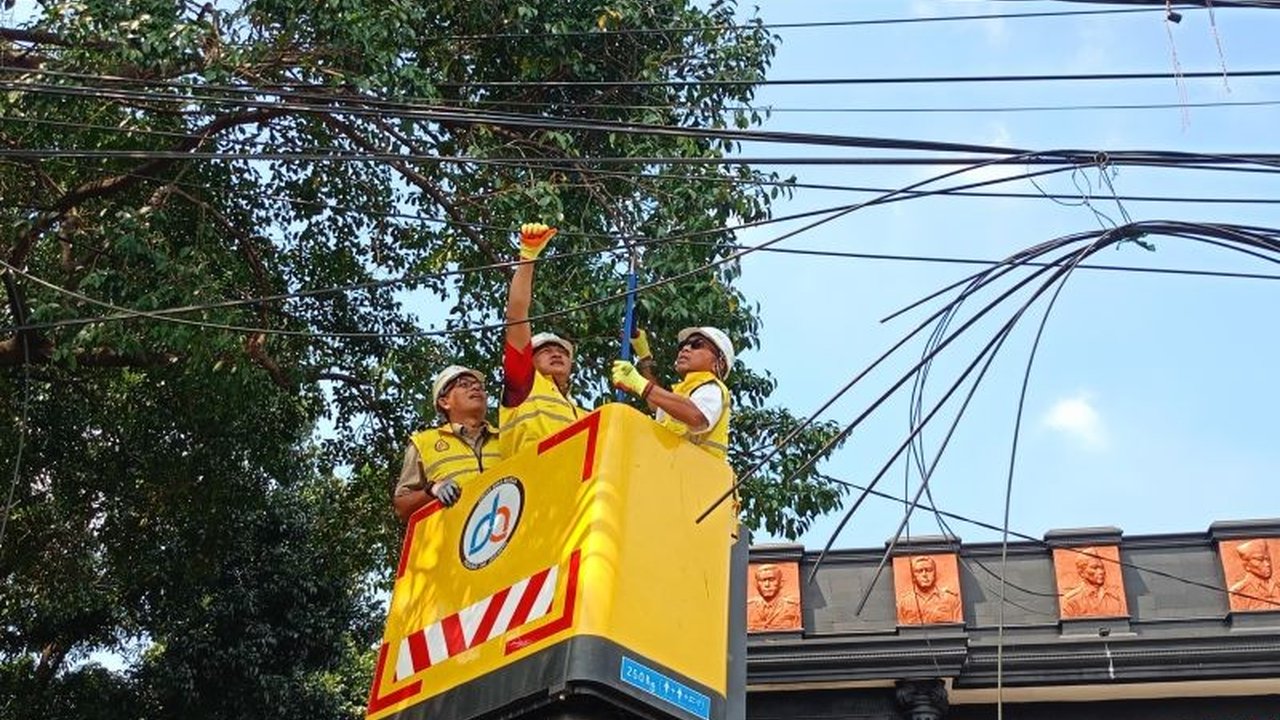 Sudin Bina Marga Jakarta Timur tertibkan 2 kilometer kabel udara semrawut di Jalan Lubang Buaya-Rawa Binong untuk mendukung program Jakarta Kota Global dan mencegah kecelakaan.