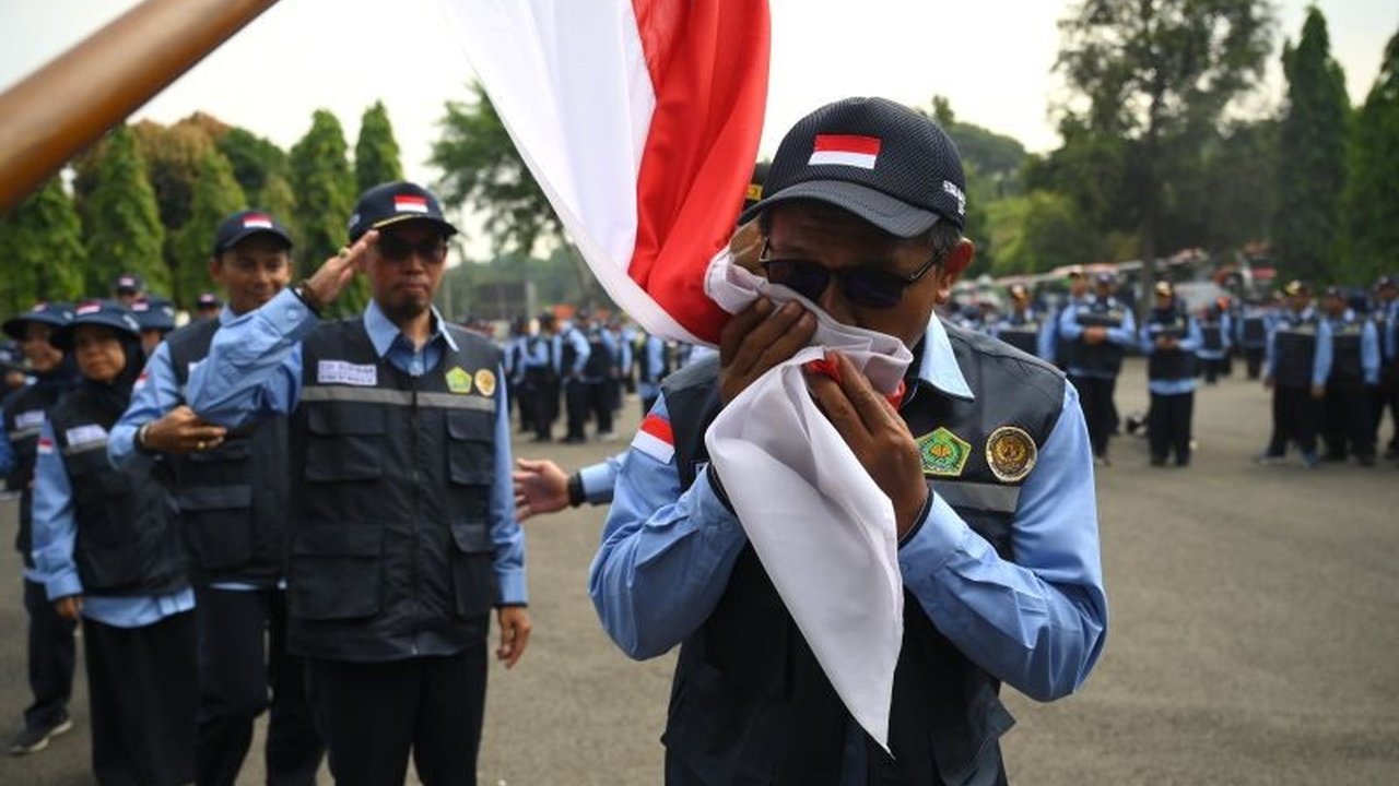 Menteri Agama Nasaruddin Umar berpesan kepada petugas haji untuk melayani jamaah dengan penuh keikhlasan, kesabaran, dan profesionalisme, demi kelancaran ibadah haji 2025.