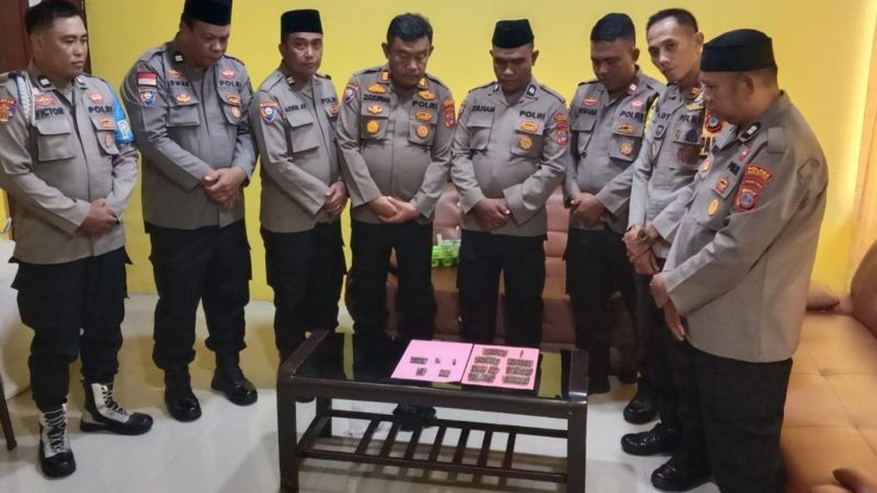 Warga Desa Dolago Padang menyerahkan 87 butir amunisi berbagai jenis kepada Satgas Madago Raya, mendukung operasi penumpasan kelompok bersenjata di Sulawesi Tengah.