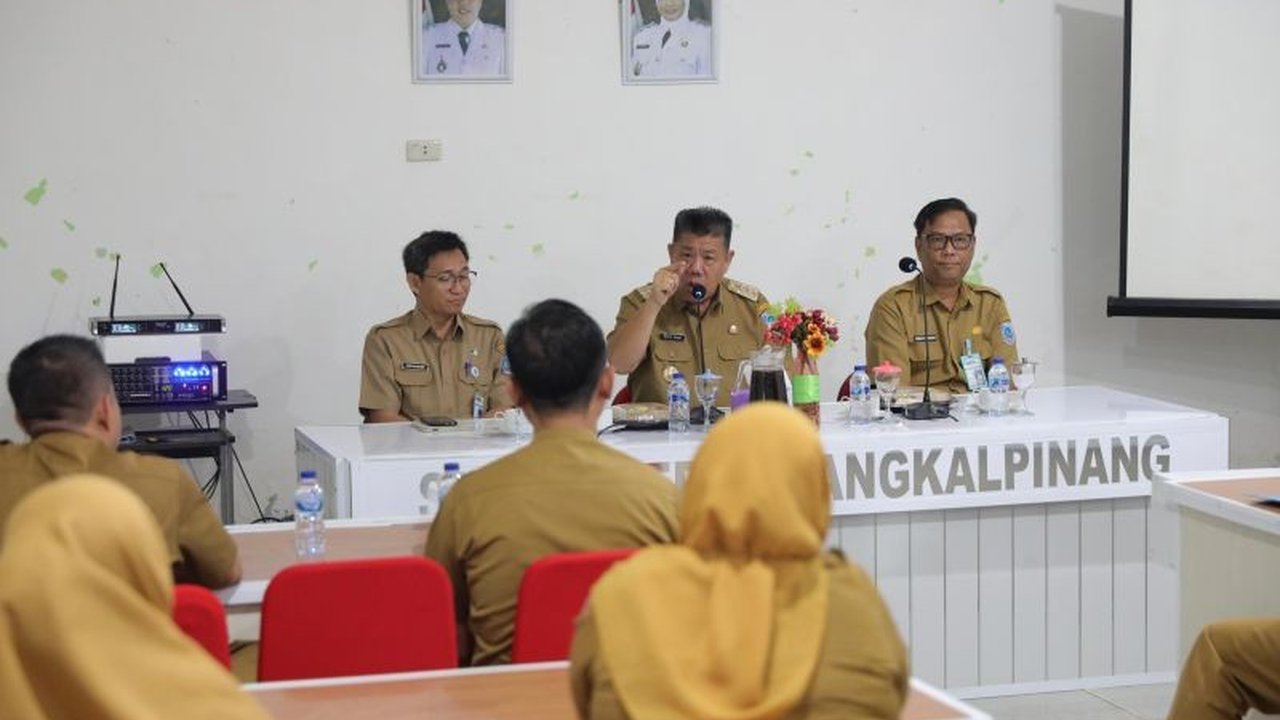 Gubernur Kepulauan Bangka Belitung melarang pungutan iuran pendidikan di sekolah, demi meningkatkan kualitas pendidikan dan meringankan beban ekonomi keluarga siswa.