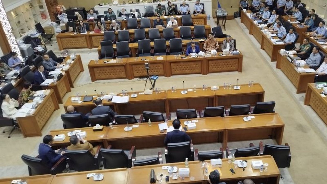 Menteri Hukum dan HAM menyerahkan DIM RUU Pengelolaan Ruang Udara ke DPR untuk membahas regulasi pengelolaan ruang udara Indonesia yang dinilai masih belum terakomodir.