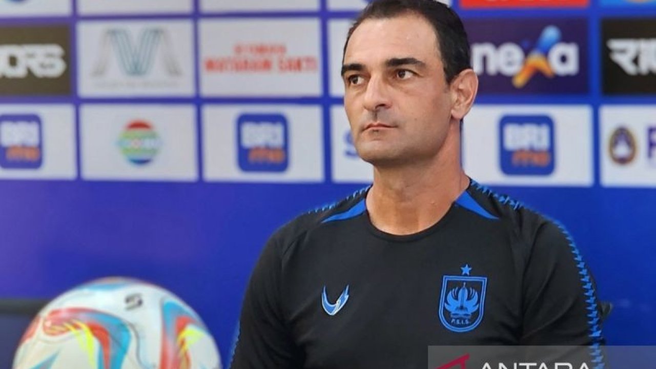 Manajemen PSIS Semarang resmi memecat pelatih Gilbert Agius setelah rentetan hasil buruk di Liga 1 2024/2025; Muhammad Ridwan ditunjuk sebagai pelatih sementara.