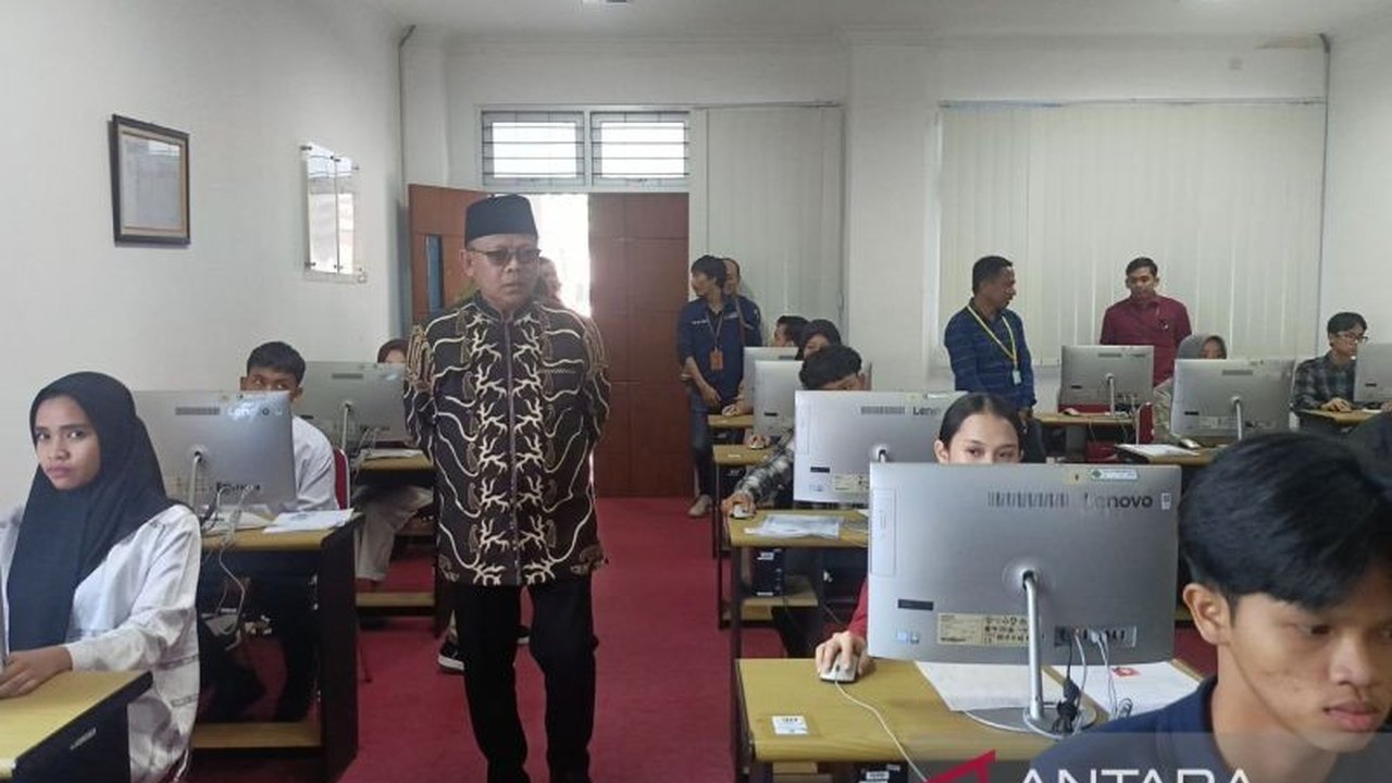 Universitas Mulawarman (Unmul) Samarinda meningkatkan pengawasan UTBK-SNBT setelah seorang peserta kedapatan berbuat curang dengan menyembunyikan ponsel dan perangkat elektronik lainnya.