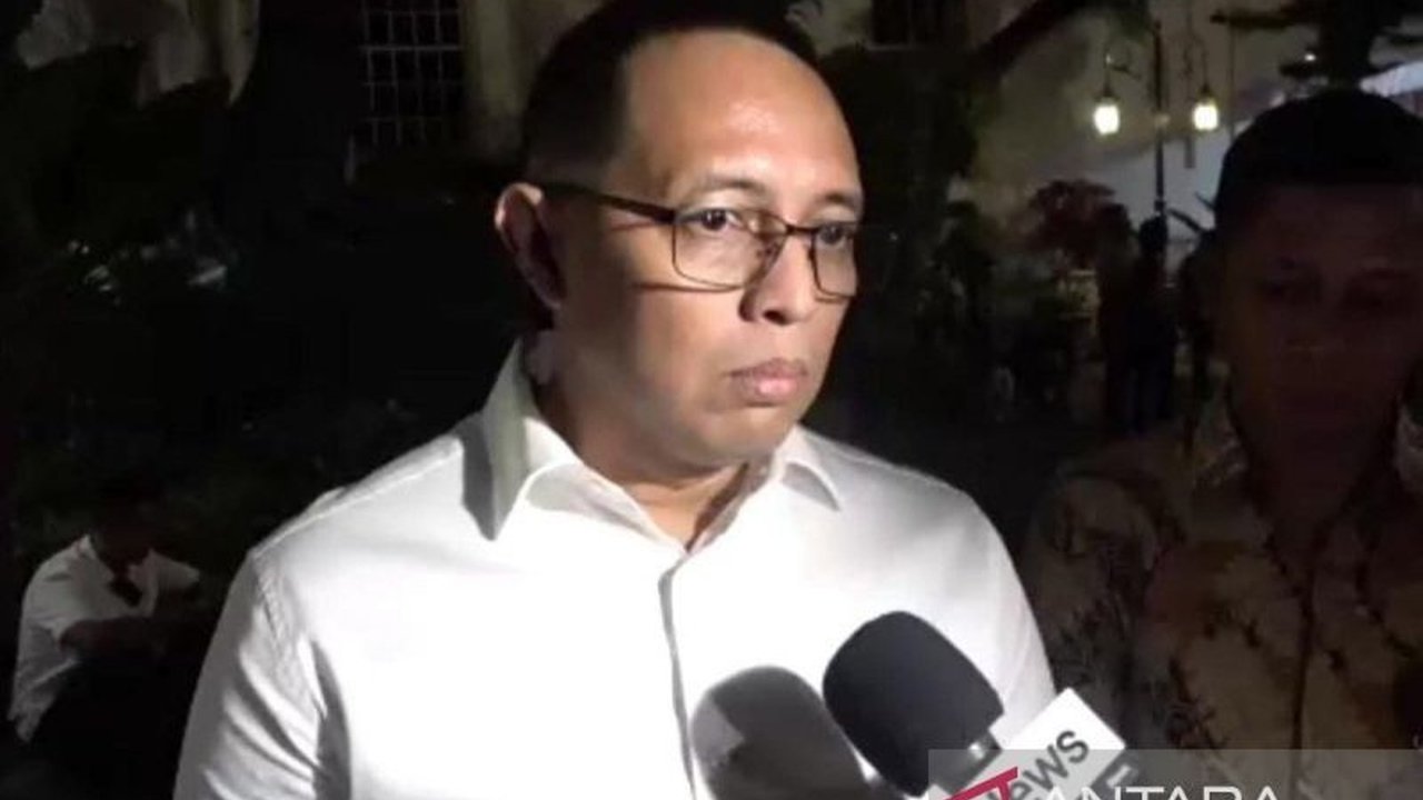 Hasan Nasbi, Kepala Komunikasi Kepresidenan, resmi mengundurkan diri pada 21 April 2025, membuka peluang bagi figur lain untuk meningkatkan komunikasi pemerintah.